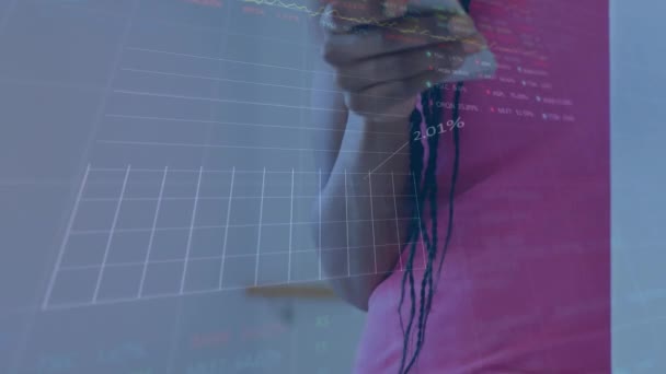 非洲裔美国女孩使用智能手机进行股票市场数据处理的动画 全球经济和教育技术概念 — 图库视频影像