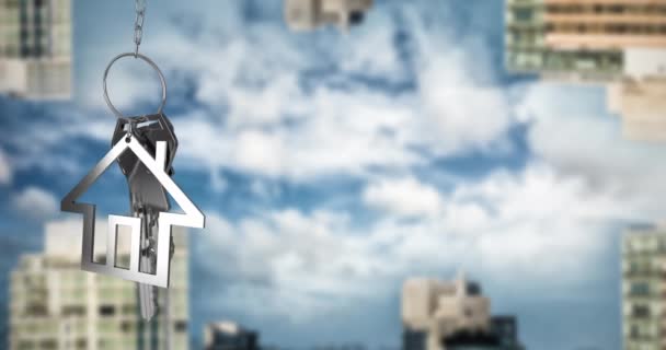 Анімація Підвісних Ключів Будинку Проти Перевернутих Високих Будівель Проти Хмар — стокове відео
