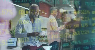 Ofiste çalışan çeşitli iş adamları üzerinde finansal veri işleme animasyonu. Küresel iş, finans ve dijital arayüz kavramı dijital olarak oluşturulmuş video.