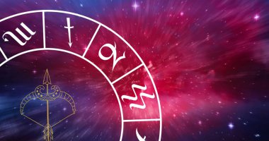 Yıldızların üzerinde yay burcu olan zodyak çarkının bileşimi. Astroloji, burç ve burç işaretleri konsepti dijital olarak oluşturuldu.