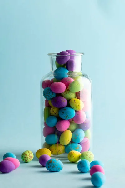 Image Œufs Pâques Multicolores Dans Bocal Transparent Avec Espace Copie — Photo