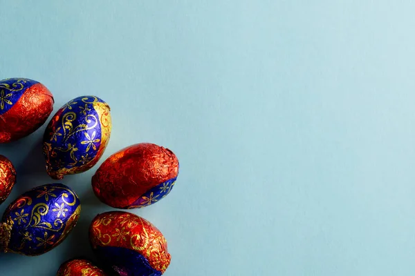Εικόνα Πολύχρωμων Πασχαλινών Αυγών Σοκολάτας Αντιγραφικό Χώρο Μπλε Φόντο Πάσχα — Φωτογραφία Αρχείου