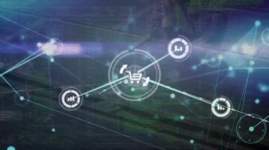 Çatıya güneş panelleri kuran Kafkas erkek işçi üzerindeki dijital simge ağının animasyonu. Küresel ağ ve yenilenebilir enerji teknolojisi kavramı