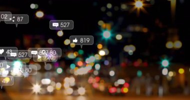 Şehir trafiğinin bulanık görüntüsü üzerine çoklu konuşma baloncukları üzerinde sosyal medya simgelerinin canlandırılması. Sosyal medya ağı ve iş teknolojisi kavramı