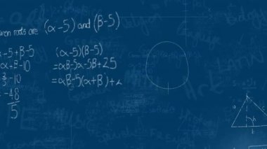 Matematiksel denklemler üzerinde ışık noktalarının canlandırılması ve mavi zemin üzerinde okul konsepti metinleri. Okul ve eğitim kavramı