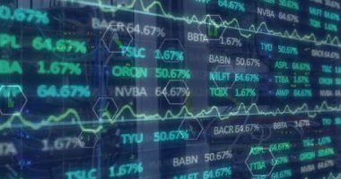 Bilgisayar sunucu odasında dijital simgelerin ve borsa veri işlemlerinin animasyonu. Küresel ekonomi ve iş veri depolama teknolojisi kavramı