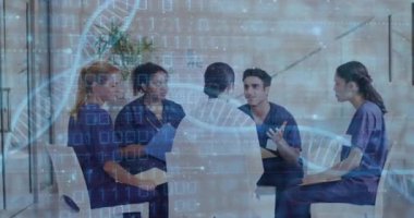 DNA iplikçiklerinin animasyonu ve çeşitli kadın ve erkek doktorlar üzerinde ikili veriler tartışılıyor. Dijital olarak üretilen tıbbi ve sağlık hizmetleri kavramı.