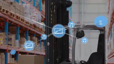 Depodaki forklift ile dijital simge ağının animasyonu. Küresel ağ ve lojistik iş teknolojisi kavramı