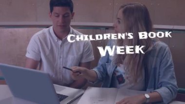 Çocuk kitapları haftası animasyonu, dizüstü bilgisayar kullanan beyaz bir çift üzerinden yazılmış. Çocuk kitabı haftası konsepti dijital olarak oluşturulmuş video.