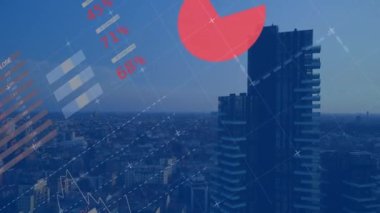 Bulutlu gökyüzüne karşı şehrin havadan görüntüsü üzerinde bilgi arayüzü animasyonu. Dijital bileşik, çoklu pozlama, rapor, iş, küresel, mimari, binalar ve teknoloji kavramı.