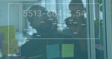 Sayıları ve dikdörtgendeki çizgileri değiştiren animasyon cam duvarda yazan farklı adamların üzerinde. Dijital bileşik, çoklu pozlama, ofis, büyüme, şekil, iş, planlama ve teknoloji kavramı.