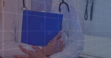 Beyaz kadın doktorun gülümsemesi üzerine veri işleme animasyonu. Küresel tıp, bilgisayar ve veri işleme kavramı dijital olarak oluşturulmuş video.