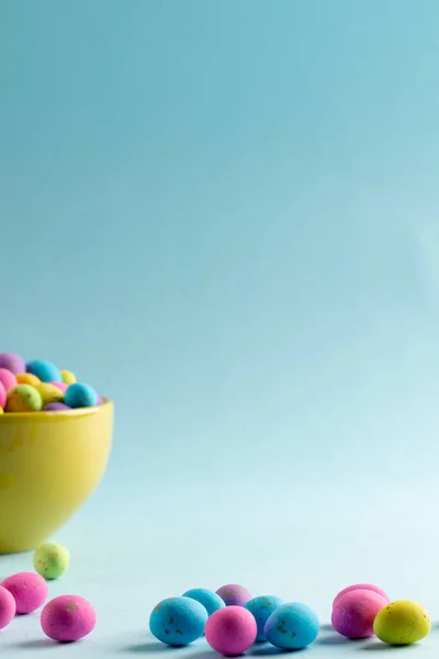 Mavi Arka Planda Fotokopi Alanı Olan Çok Renkli Paskalya Yumurtaları — Stok fotoğraf