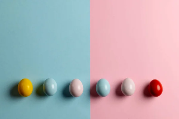 Bild Von Mehrfarbigen Ostereiern Mit Kopierraum Auf Rosa Und Blauem — Stockfoto