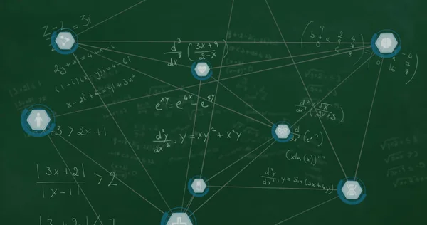 Matematiksel Denklemler Üzerinden Yeşil Arkaplandaki Simgelerle Bağlantı Ağının Resmi Küresel — Stok fotoğraf