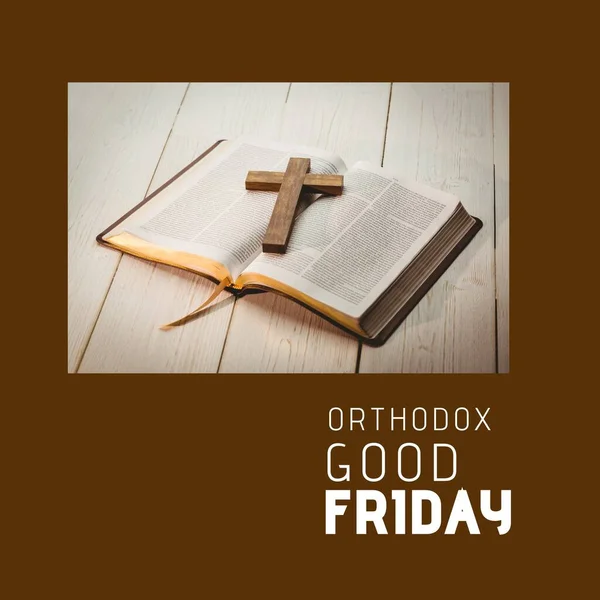 Skládá Ortodoxního Dobrého Pátečního Textu Bible Křížem Stole Nad Hnědým — Stock fotografie