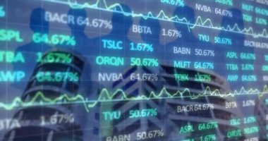 Yüksek binalara karşı işadamlarının siluetleri üzerinden borsa veri işleme animasyonu. Küresel ekonomi ve iş teknolojisi kavramı