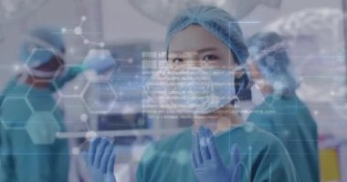 Ameliyathanedeki Asyalı kadın cerrahın portresi üzerinde tıbbi veri işleme animasyonu. Dijital olarak üretilen tıbbi ve sağlık hizmetleri kavramı.
