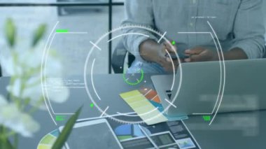 Akıllı telefon kullanan bir adamın orta bölümündeki veri işleme sisteminde tarama animasyonu. Bilgisayar arayüzü ve iş veri teknolojisi kavramı