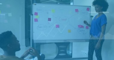 Beyaz tahta üzerinde tartışan Afro-Amerikan erkek ve kadının veri işleme animasyonu. Bilgisayar arayüzü ve iş veri teknolojisi kavramı