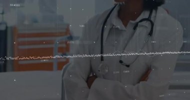 Gülümseyen melez kadın doktorun veri işleme animasyonu. Küresel tıp, bilgisayar ve veri işleme kavramı dijital olarak oluşturulmuş video.