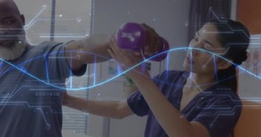 Erkek hastayla çalışan çeşitli kadın fizyoterapist üzerinde DNA iplikçiklerinin ve verilerin animasyonu. Dijital olarak üretilen tıbbi ve sağlık hizmetleri kavramı.