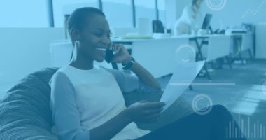 Afro-Amerikan bir kadının ofisinde akıllı telefon kullanması üzerine veri işleme animasyonu. Bilgisayar arayüzü ve iş veri teknolojisi kavramı