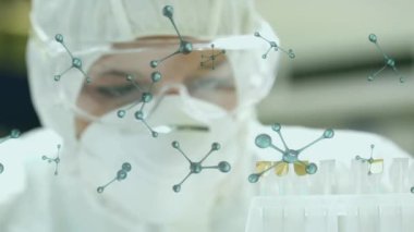 Kafkas kadın bilim adamının laboratuvarda çalışan moleküler yapıların animasyonu. Tıbbi araştırma ve bilim teknolojisi kavramı