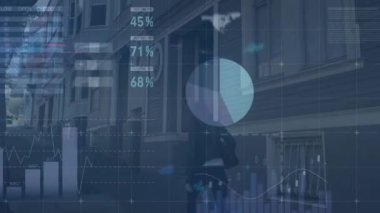 Şehirdeki binalardan yaya olarak yürüyen bir kadının dikiz aynasındaki bilgi arayüzünün animasyonu. Dijital bileşik, çoklu pozlama, rapor, iş dünyası, küresel ve teknoloji kavramı.