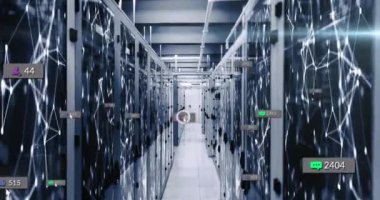 Bilgisayar sunucu odasındaki bağlantı ağlarına karşı yüzen sosyal medya simgelerinin animasyonu. Sosyal medya ağı ve iş veri depolama teknolojisi kavramı