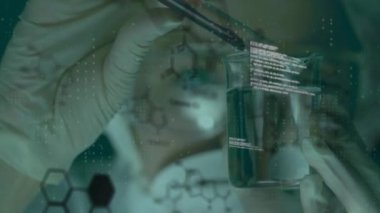 Bir bilim adamının deney şişesine sıvı döktüğü dijital bir veri işleme animasyonu. Küresel spor ve dijital arayüz konsepti dijital olarak oluşturulmuş video.