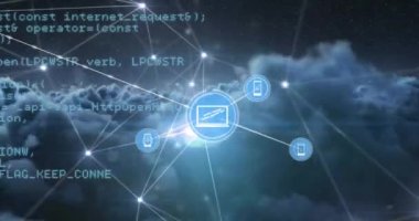 Bilgisayar dili ve yoğun bulutlar üzerinde bağlı ikonların ve aydınlatılmış noktaların animasyonu. Dijital bileşik, çoklu pozlama, iletişim, kodlama, makine öğrenme ve teknoloji kavramı.