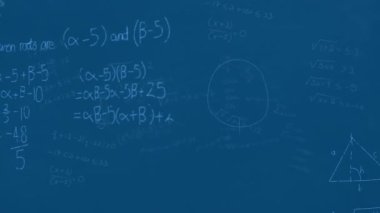 Mavi zemin üzerinde yüzen matematiksel denklemlerin ve diyagramların animasyonu. Okul ve eğitim teknolojisi kavramı