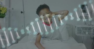 Hastane yatağında yatan Afrikalı Amerikalı çocuğun gülümsemesi üzerine DNA ipliği ve matematik formüllerinin animasyonu. Dijital olarak üretilen tıbbi ve sağlık hizmetleri kavramı.