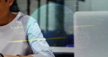 Dijital tablet kullanan ve okulda gülümseyen çeşitli kız ve oğlanlarla ilgili veri işleme animasyonu. Okul ve eğitim teknolojisi kavramı