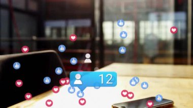 Tahta masadaki akıllı telefonlara karşı artan sayılarda profil simgesi animasyonu. Sosyal medya ağı ve iş teknolojisi kavramı