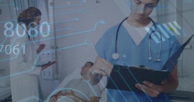 Çeşitli doktorlar üzerinde finansal veri işleme animasyonu. Küresel tıp, işletme, finans, hesaplama ve veri işleme kavramı dijital olarak oluşturulmuş video.