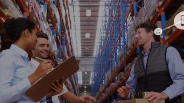 Çeşitli yönetici takımlarının birbirlerine depoda beşlik çakmaları üzerine simge ağının animasyonu. Küresel ağ ve lojistik iş teknolojisi kavramı