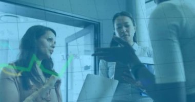 Muhtelif meslektaşların ofiste tartıştıkları istatistiksel veri işleme animasyonu. Bilgisayar arayüzü ve iş veri teknolojisi kavramı