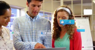 Sosyal medya simgelerinin, çeşitli meslektaşların ofiste dizüstü bilgisayarla tartışmaları üzerine animasyonu. Sosyal medya ağı ve iş teknolojisi kavramı