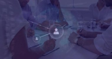 Çeşitli iş adamları üzerinden ikonlar ve veri işleme bağlantılarının animasyonu. Küresel iş, finans, hesaplama ve veri işleme kavramı dijital olarak oluşturulmuş video.