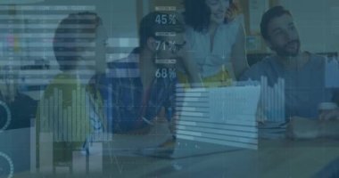 İstatistiksel veri işleme animasyonu. Ofiste birlikte tartışan çeşitli meslektaşlar hakkında. İş veri teknolojisi kavramı