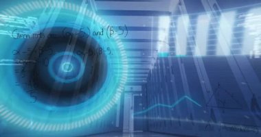 Bilgisayar sunucu odasına karşı veri işleme ve matematiksel denklemlerle ekranların animasyonu. Bilgisayar arayüzü ve iş veri depolama teknolojisi kavramı
