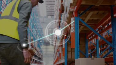 Kafkasyalı erkek işçilerin depo rafından bir kutu almaları ile ilgili bağlantı ağının animasyonu. Küresel ağ ve lojistik iş teknolojisi kavramı