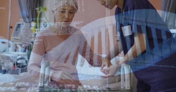 Animacja Nici Dna Danych Dotyczących Różnych Kobiet Lekarz Pomaga Seniora — Wideo stockowe