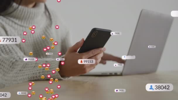 ソーシャルメディアのアイコンや顔の絵文字のアニメーションは スマートフォンを使用して女性の中央部に対して ソーシャルメディアネットワークとビジネステクノロジーの概念 — ストック動画