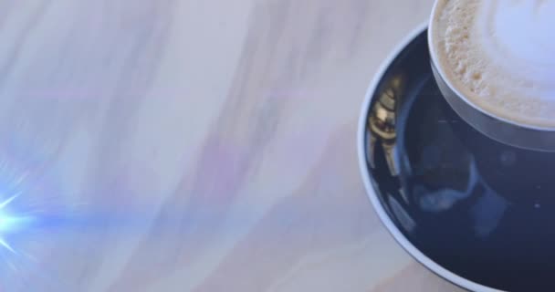 Masadaki Kahve Fincanının Yüksek Açılı Görüşünde Hareket Eden Mercek Fişeklerinin — Stok video