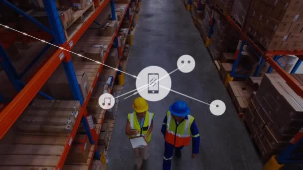倉庫で働く労働者の空中ビュー上のデジタルアイコンのネットワークのアニメーション グローバルネットワークと物流ビジネス技術の概念 — ストック動画