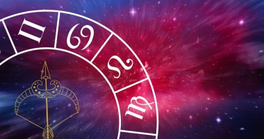 Yıldızların üzerinde yay burcu olan zodyak çarkının bileşimi. Astroloji, burç ve burç işaretleri konsepti dijital olarak oluşturuldu.