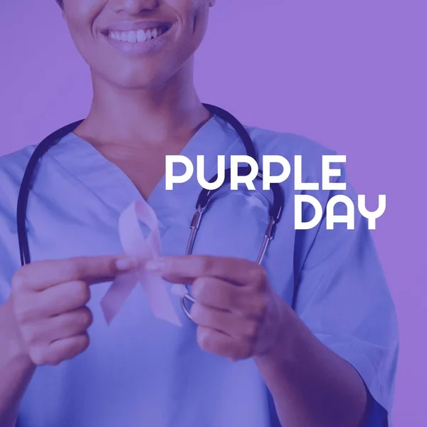 コピースペースと紫色の背景にアフリカ系アメリカ人女性医師上の紫色の日のテキストの構成 紫の日とお祝いのコンセプトデジタル生成された画像 — ストック写真